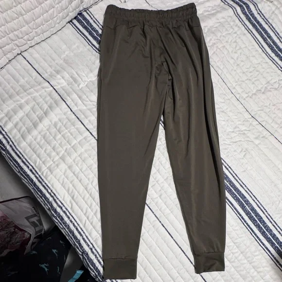 EUC Under Armour Women’s Olive Jogger Pants - Picture 5 of 5